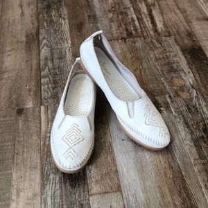 Minnetonka Womens White and Tan Slip-On Moccasins Size 5.5 Indian Aztec USA MADE
